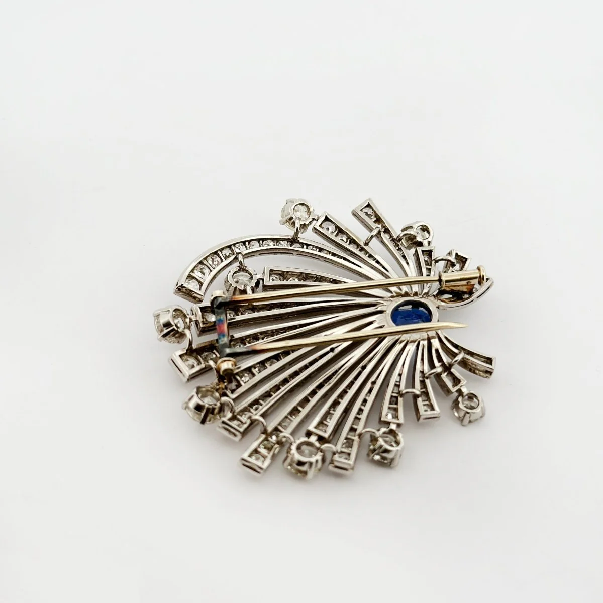 Broche Clip en or blanc, platine, saphir et diamants - Image 3