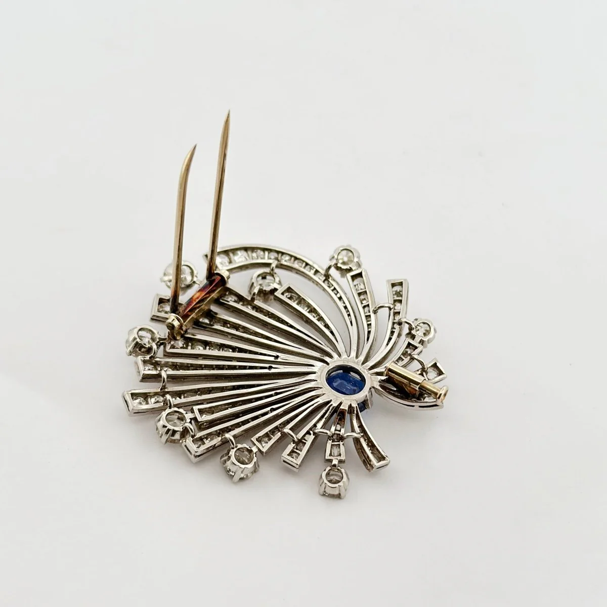 Broche Clip en or blanc, platine, saphir et diamants - Image 4