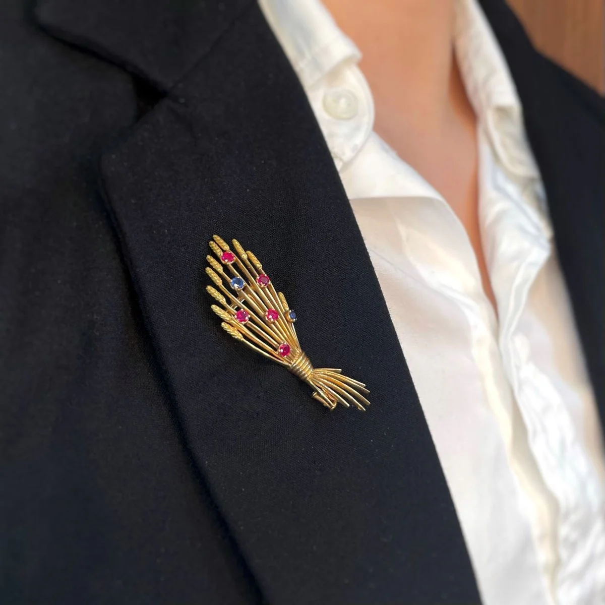 Broche Clip MELLERIO en or jaune, rubis et saphirs - Image 2