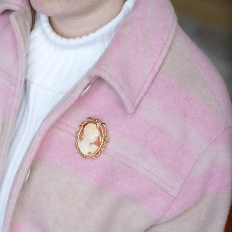 Broche deux ors et camée coquille - Image 2
