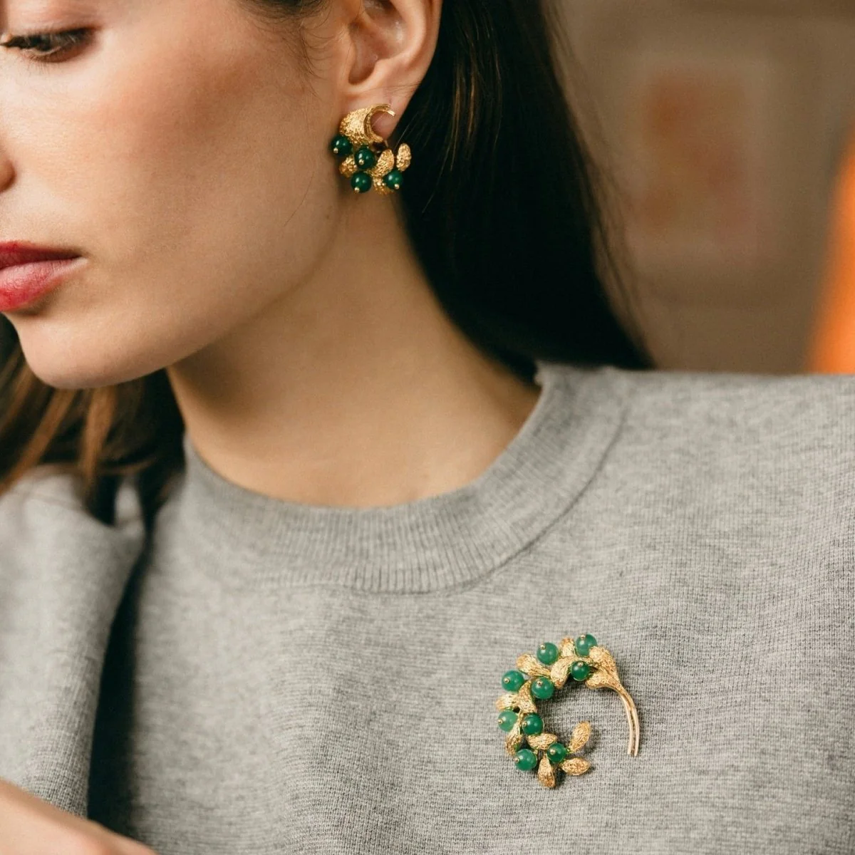 Broche Double Épingle VAN CLEEF & ARPELS "Gui" en or jaune et chrysoprases - Image 2