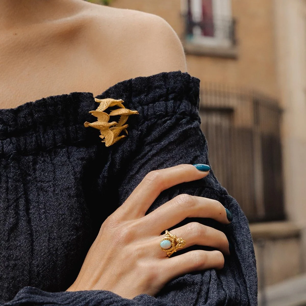 Broche Clip HERMÈS "Envol de perdreaux" en or jaune et émeraudes - Image 2