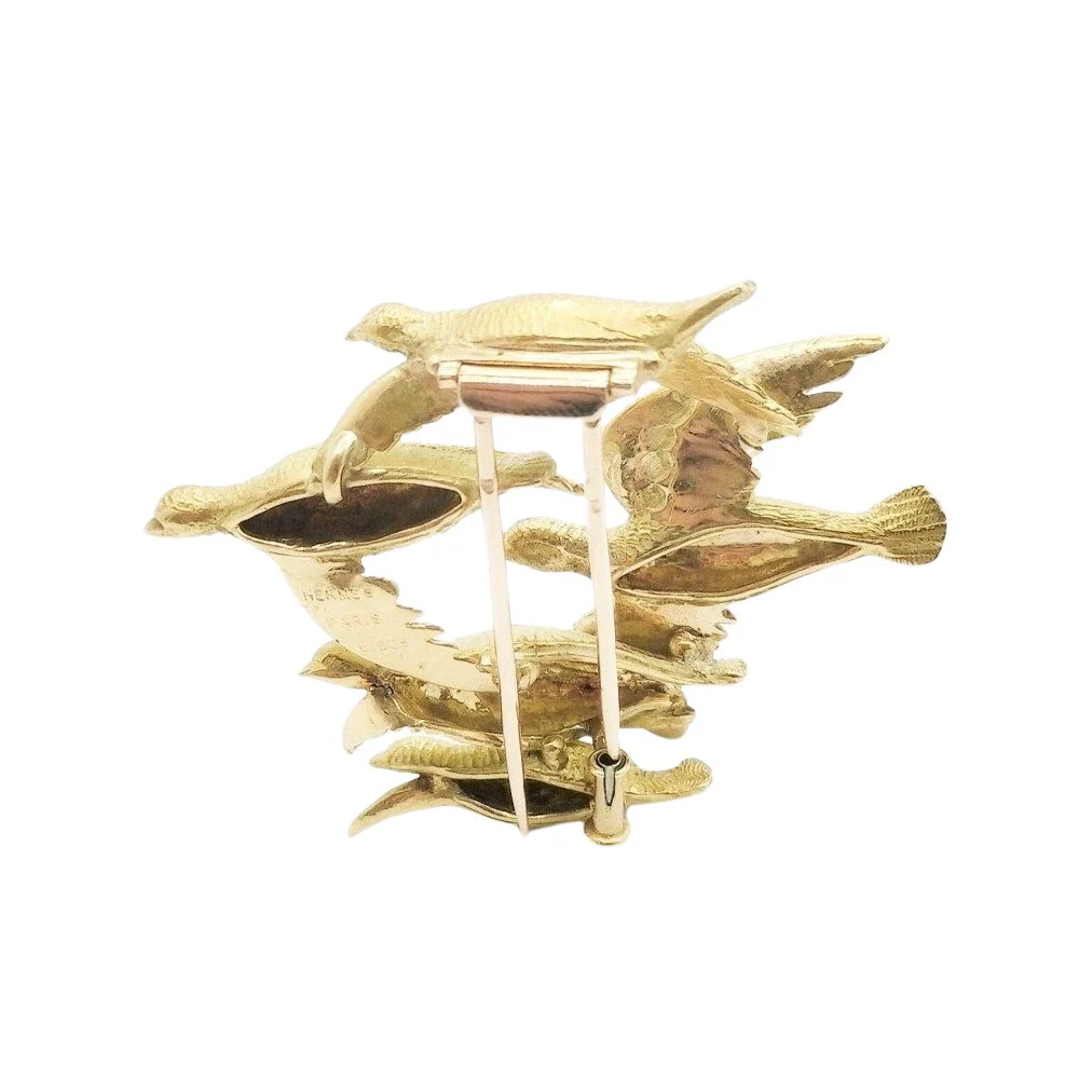 Broche Clip HERMÈS "Envol de perdreaux" en or jaune et émeraudes - Image 3
