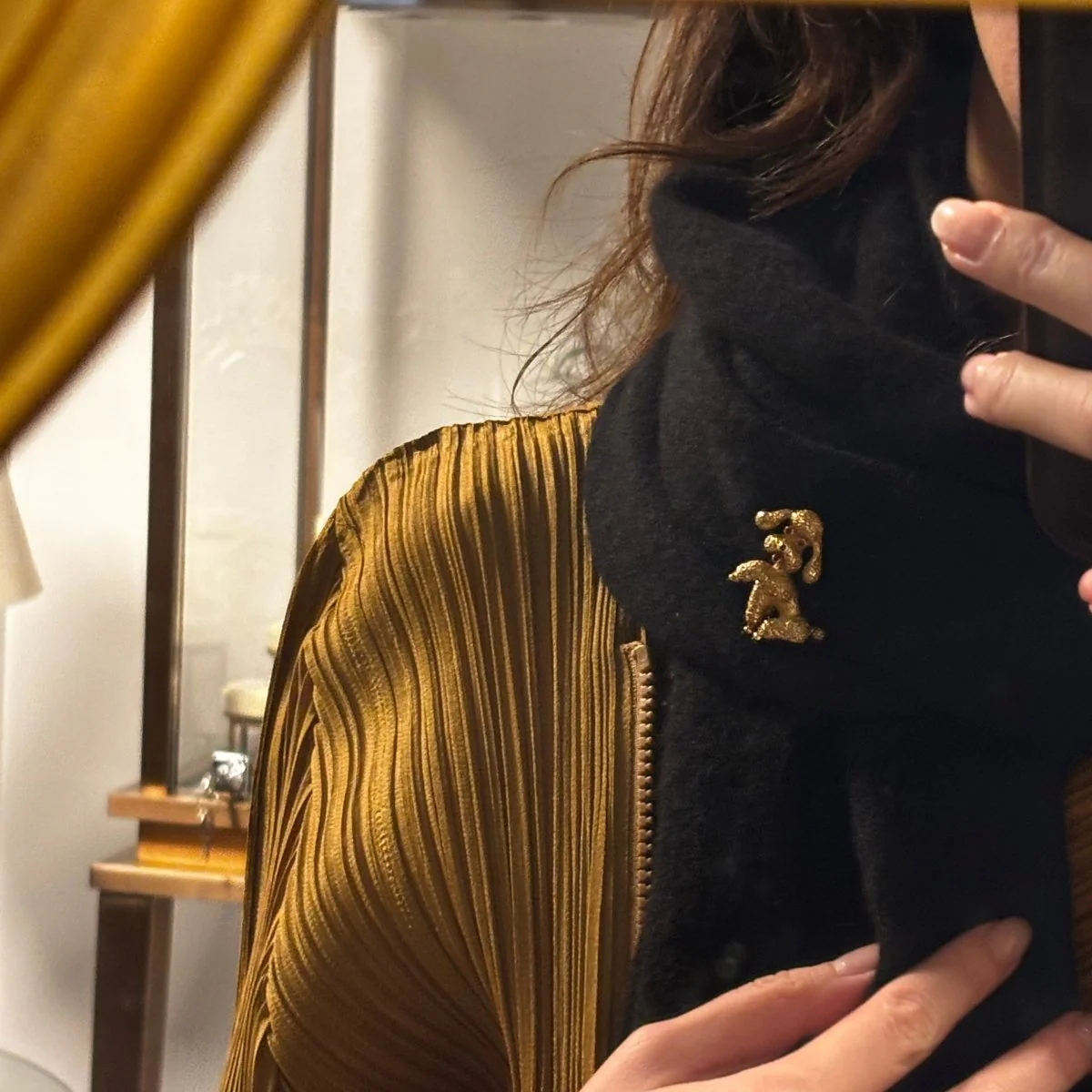 Broche en or jaune et rubis - Image 2