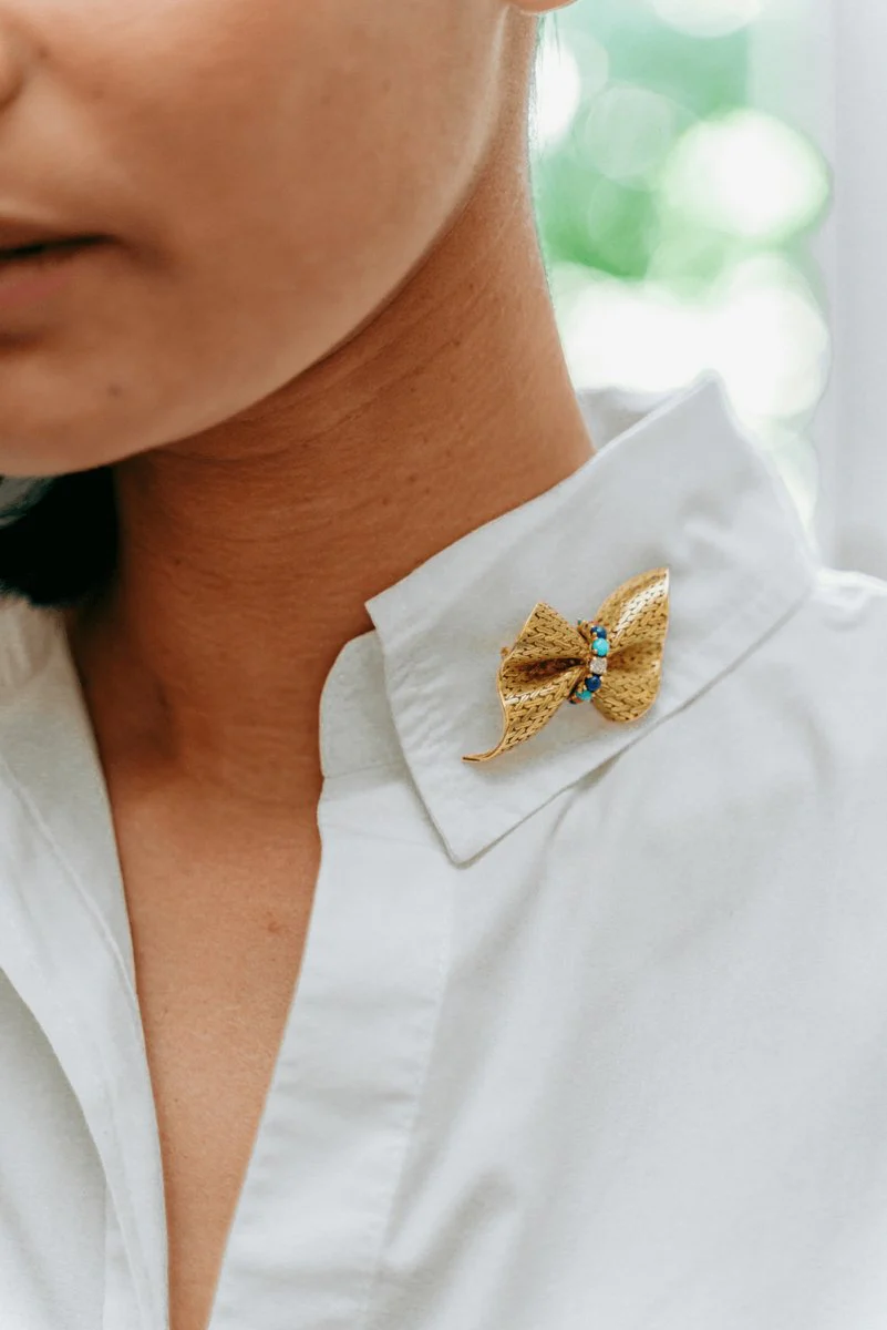 Broche Épingle HERMÈS "Noeud" en or jaune, lapis lazuli, turquoises, corail et diamant - Image 4