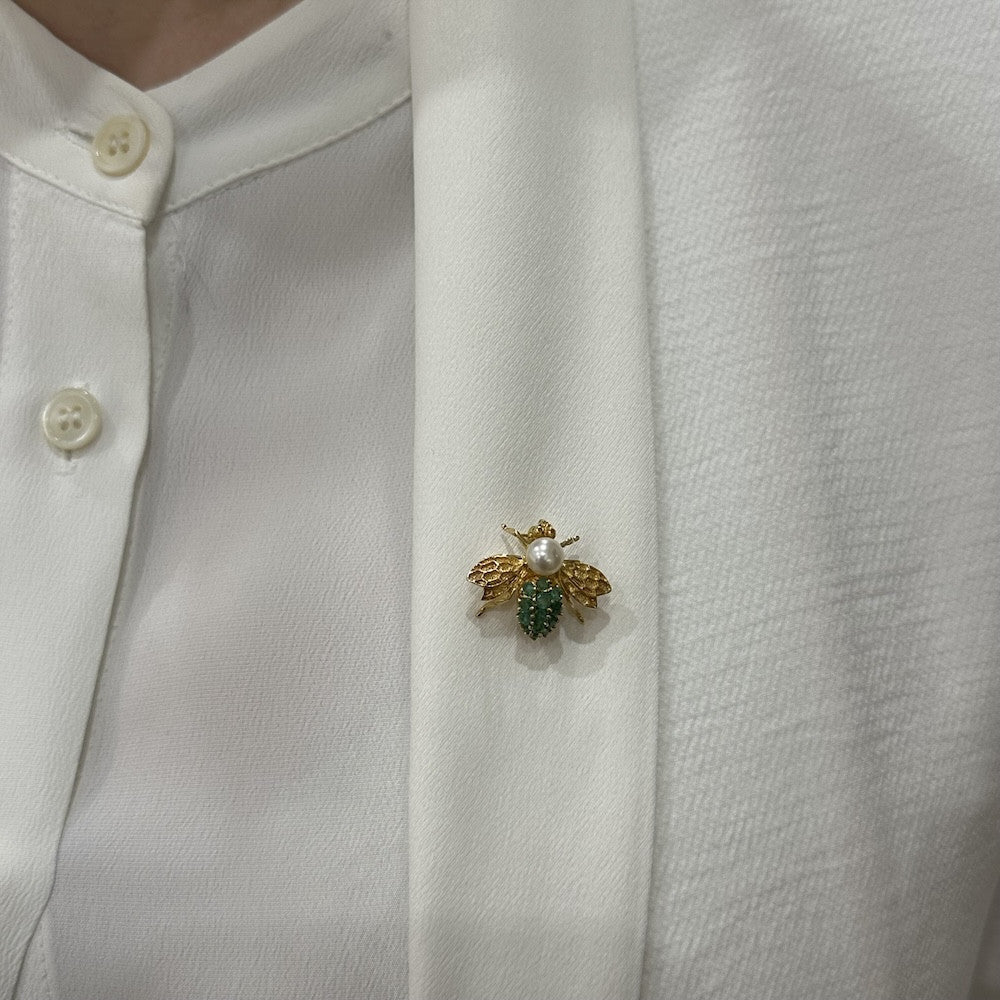 Broche Épingle "Abeille" en or jaune, émeraudes et perle de culture - Image 2