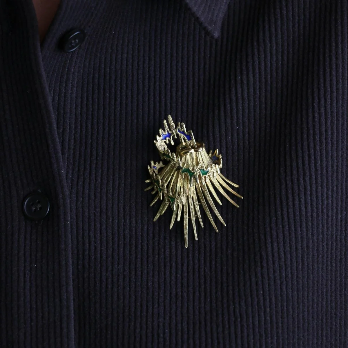 Broche Épingle BECKER & BRASIER "Volcan" en or jaune et émail - Image 2