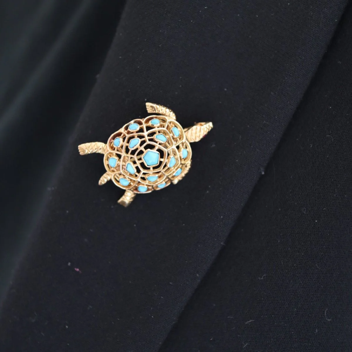 Broche Épingle BOUCHERON "Tortue" en or jaune et turquoises - Image 2