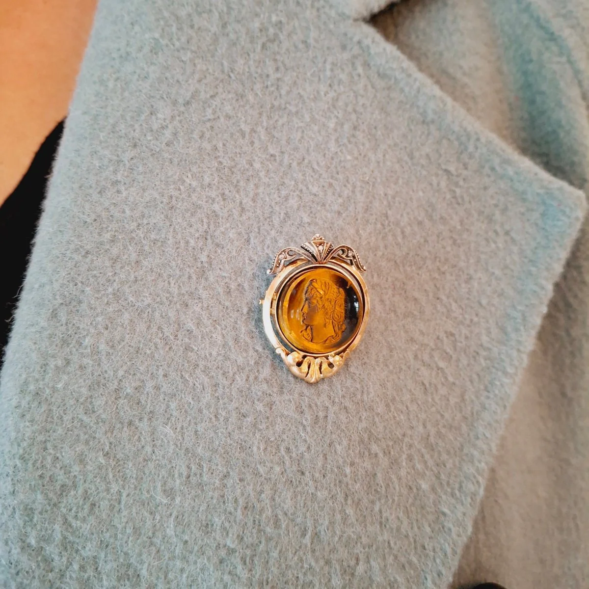 Broche Épingle en or blanc, or rose, oeil-de-tigre et diamants - Image 2