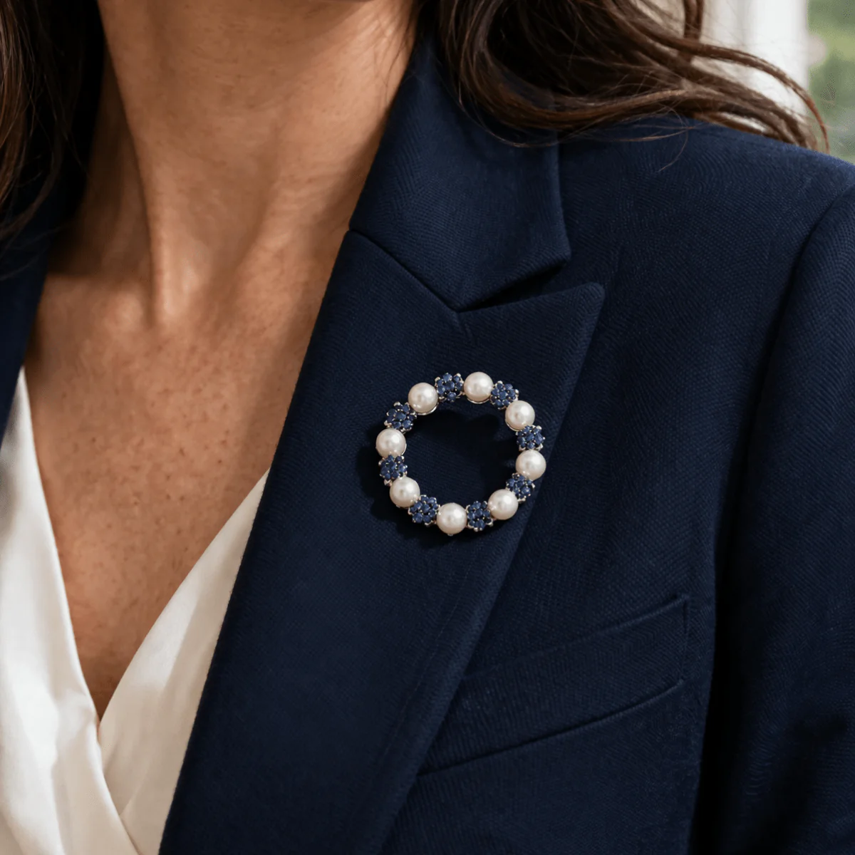 Broche Épingle en or blanc, perles et saphirs - Image 2