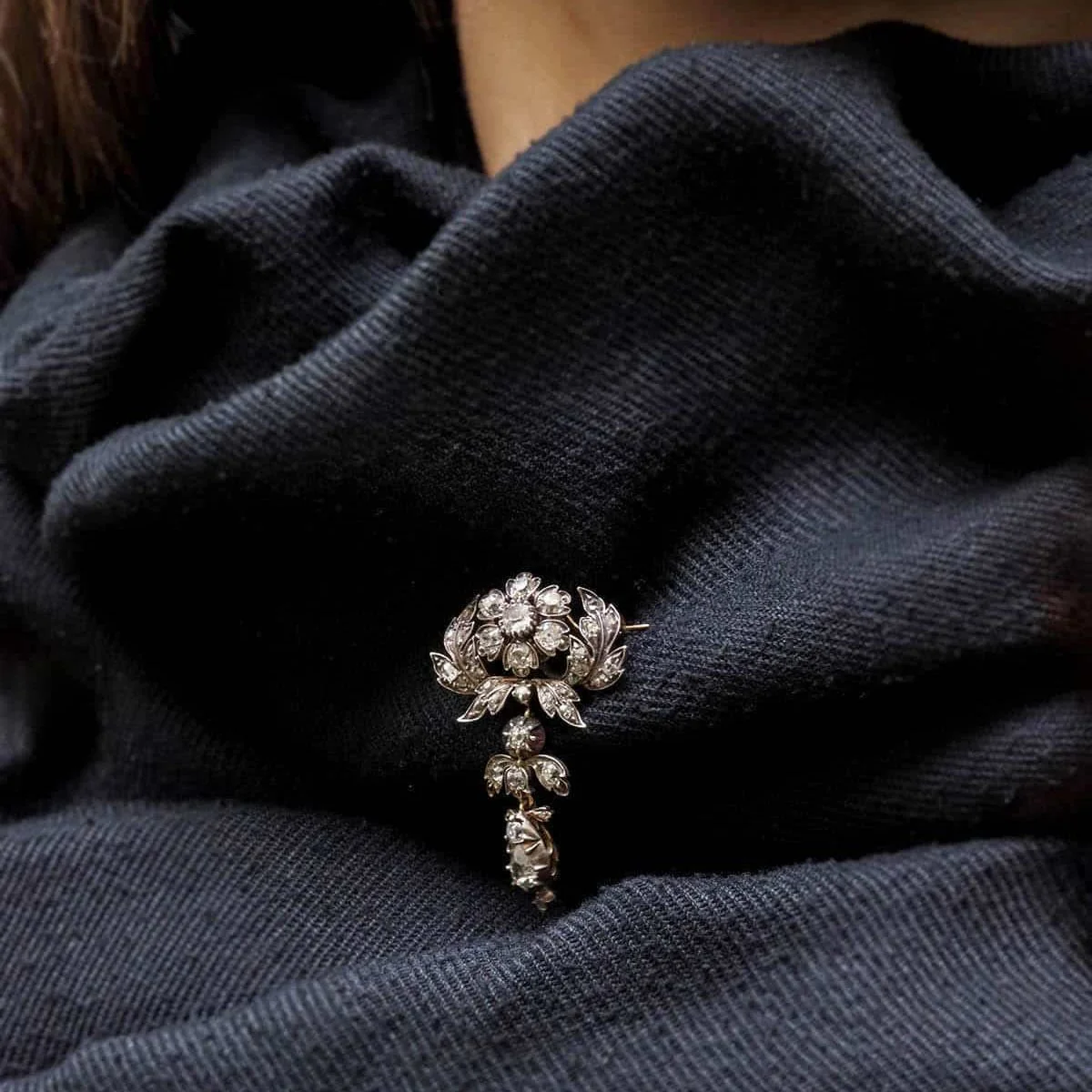 Broche Épingle en or jaune, argent et diamants - Image 2