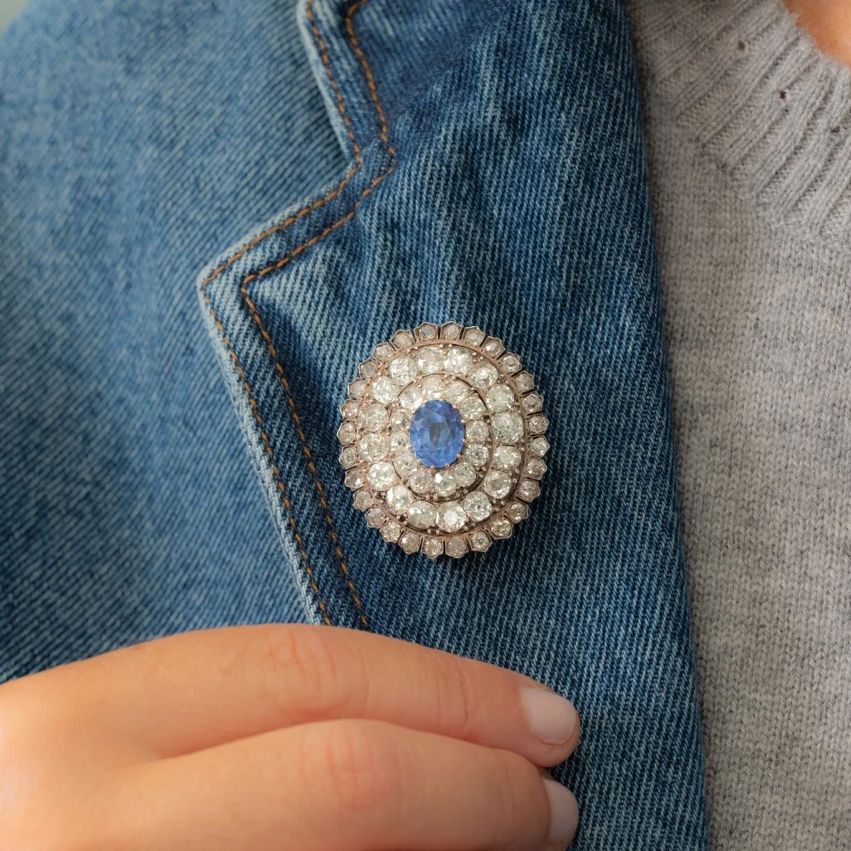 Broche Épingle en or jaune, argent, saphir et diamants - Image 2