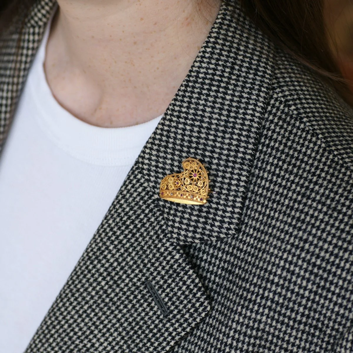 Broche Épingle en or jaune, rubis et diamants - Image 2