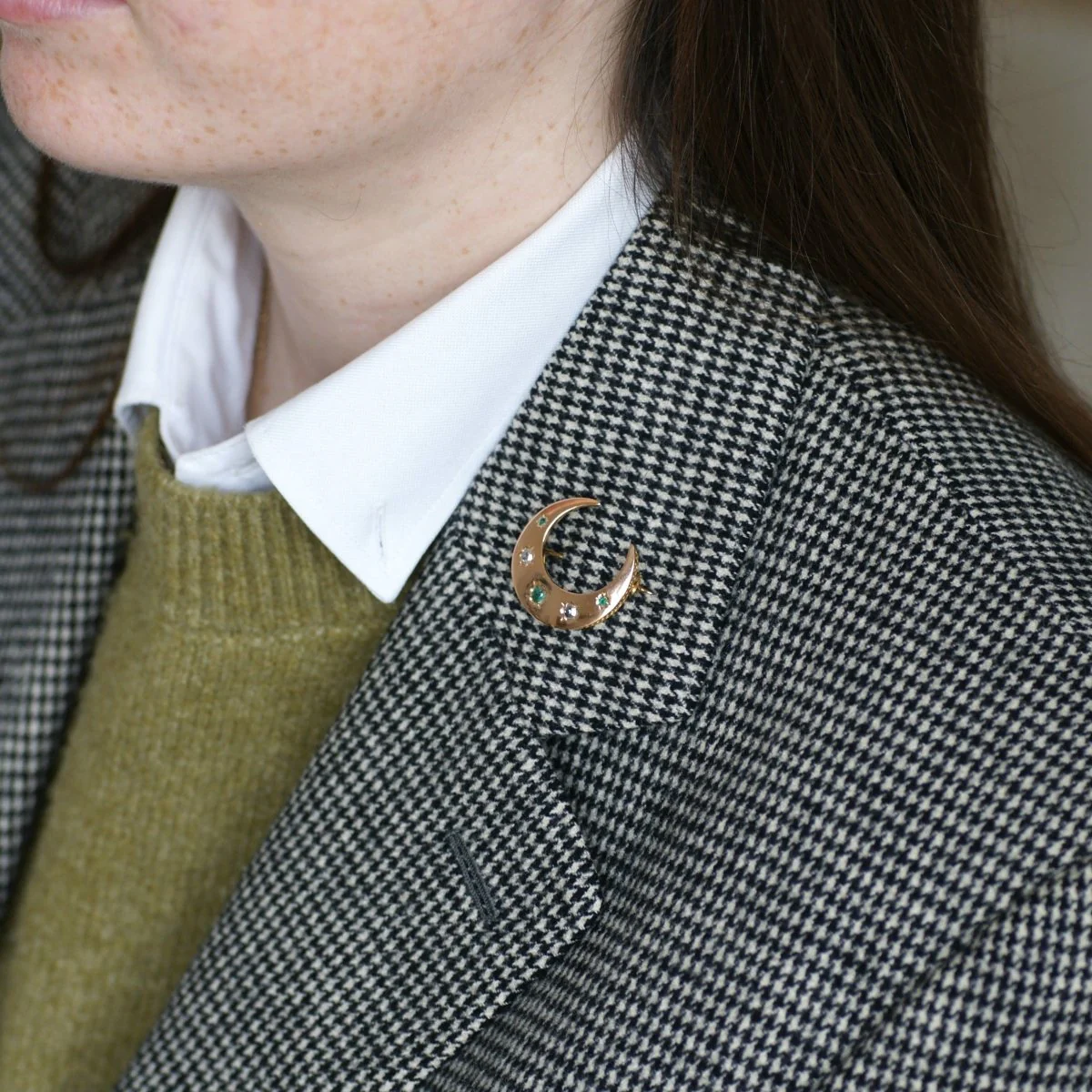 Broche Épingle en or rose, émeraudes et diamants - Image 2