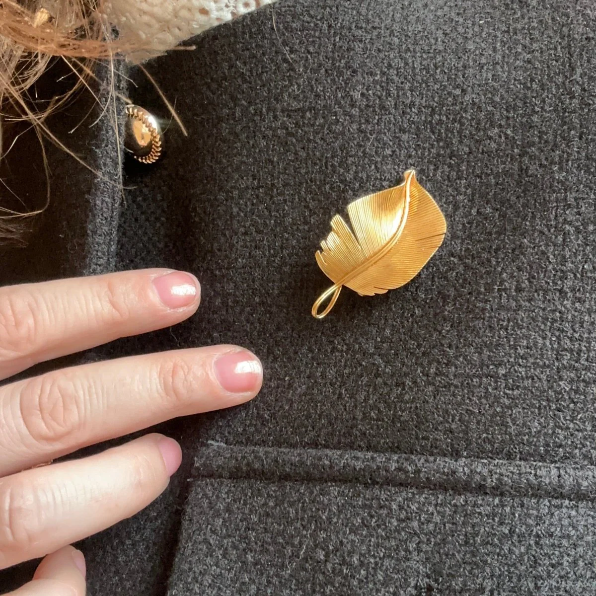 Broche Épingle HERMÈS "Plume" en or jaune - Image 2
