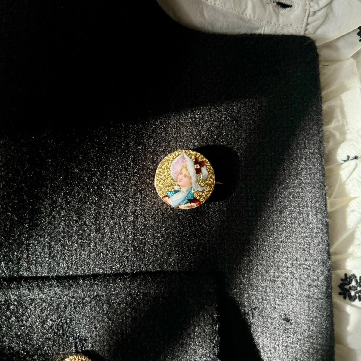 Broche femme au chapeau en or jaune et diamant - Image 2