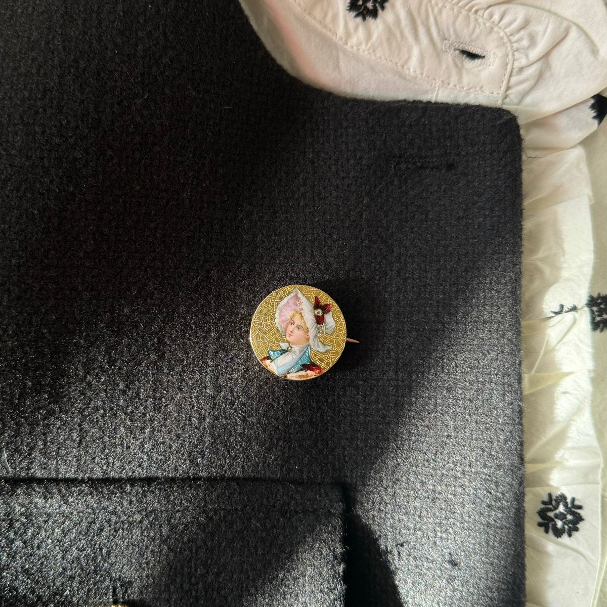 Broche femme au chapeau en or jaune et diamant - Image 4