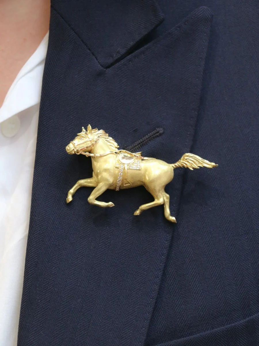 Broche animalière cheval en or jaune et diamants - Image 2