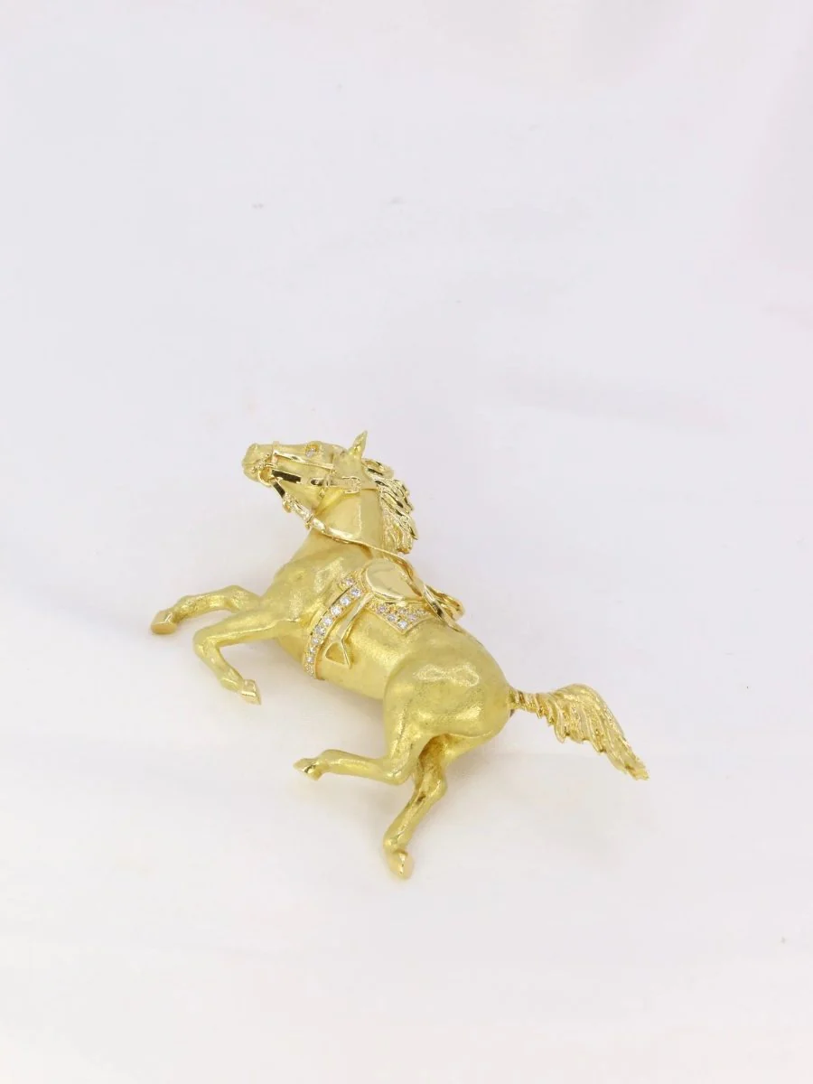 Broche animalière cheval en or jaune et diamants - Image 4