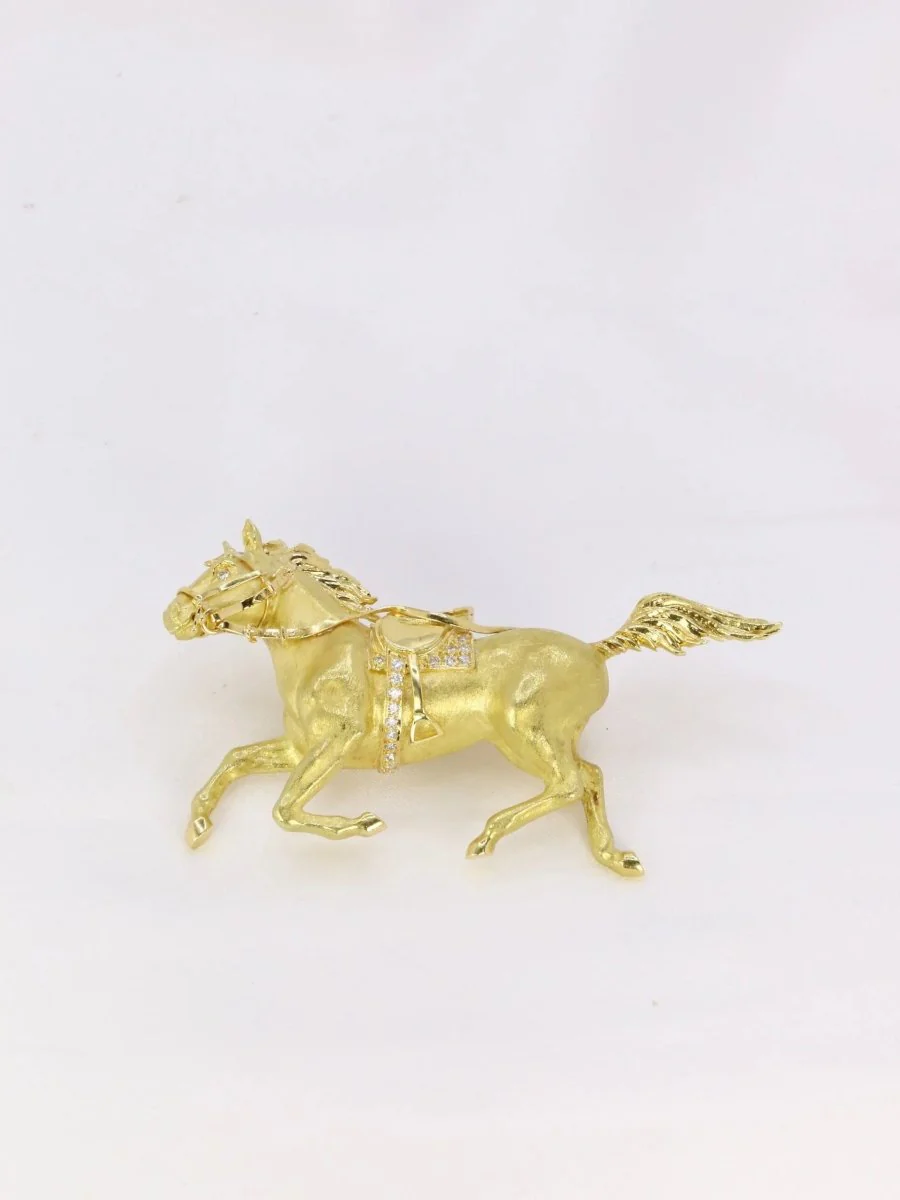 Broche animalière cheval en or jaune et diamants - Image 8