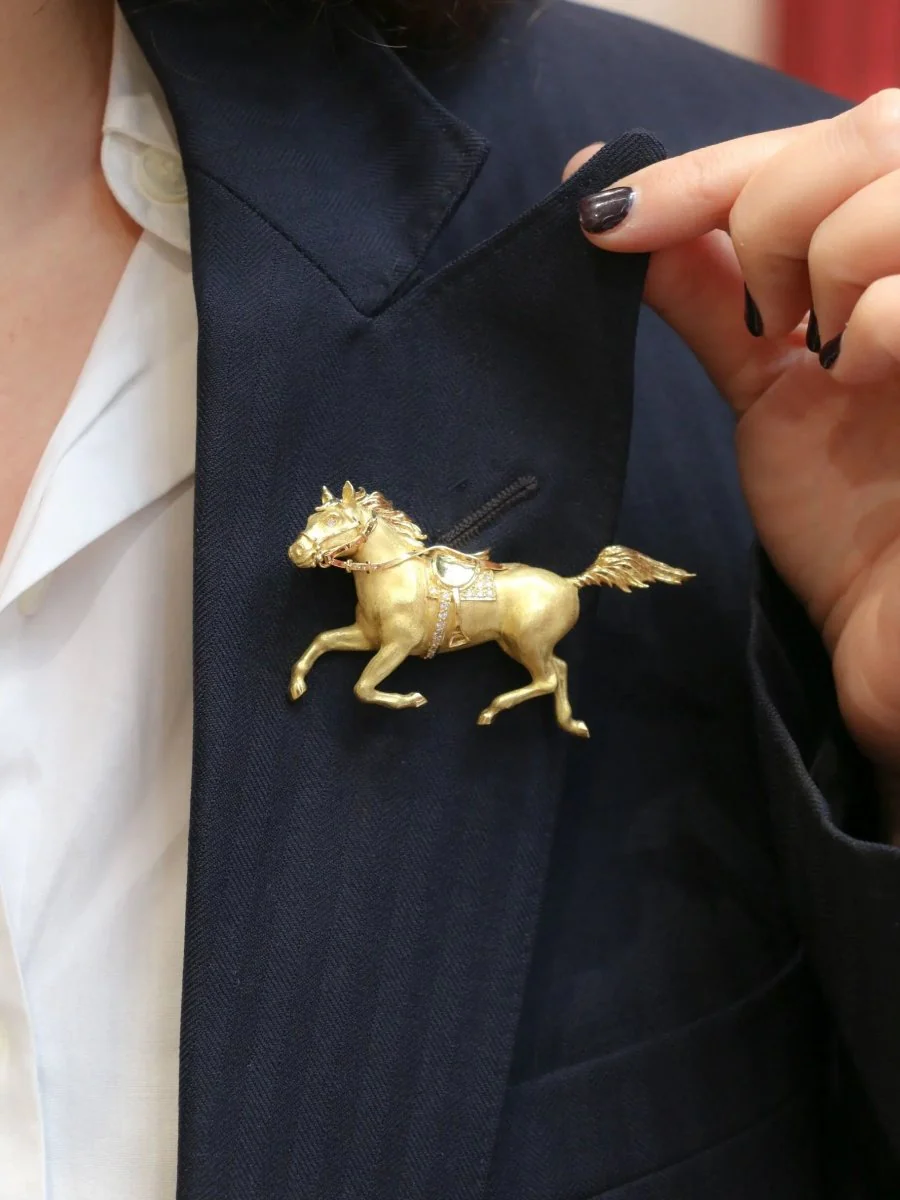 Broche animalière cheval en or jaune et diamants - Image 9