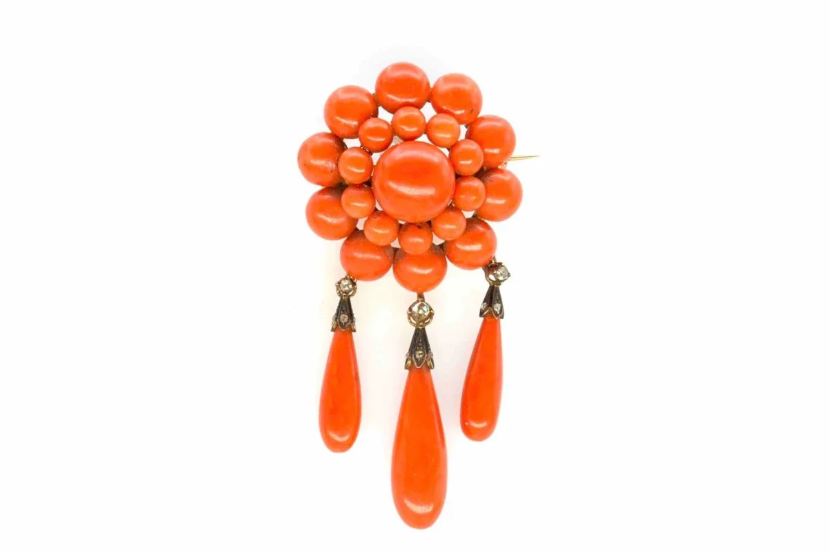 Broche en corail, diamants en or jaune