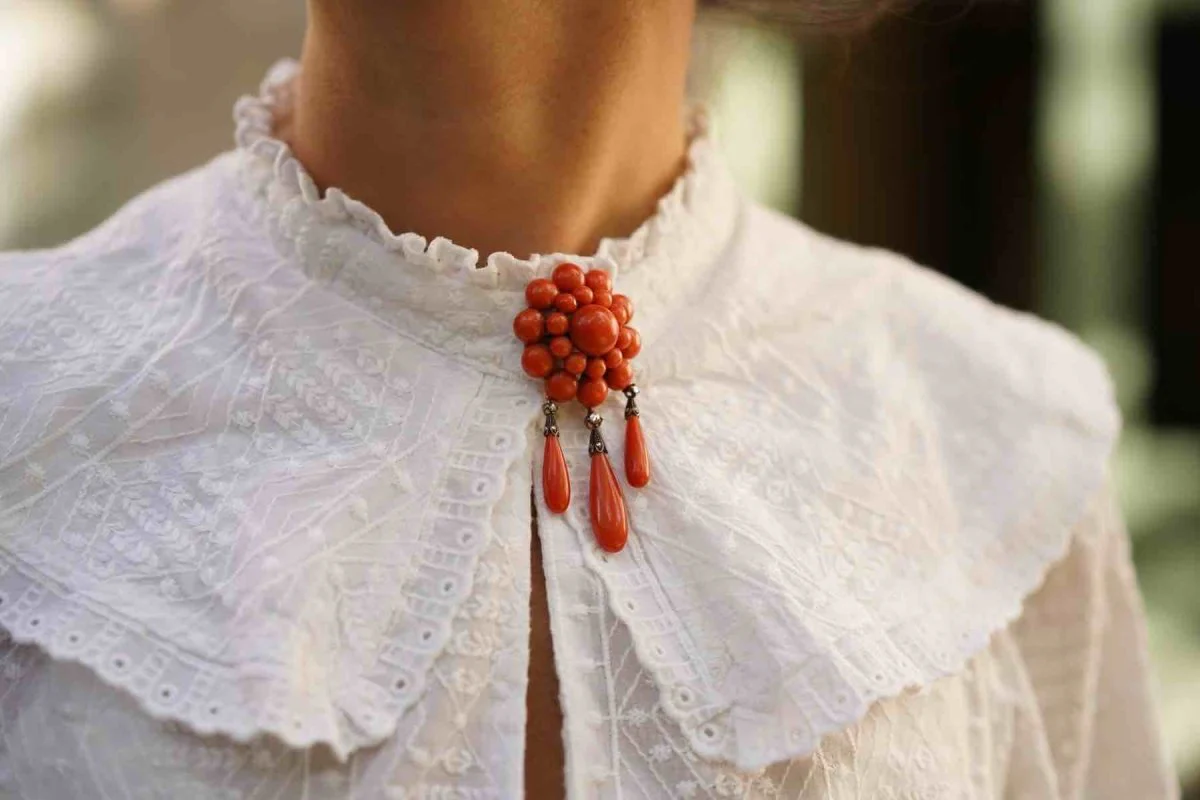Broche en corail, diamants en or jaune - Image 2