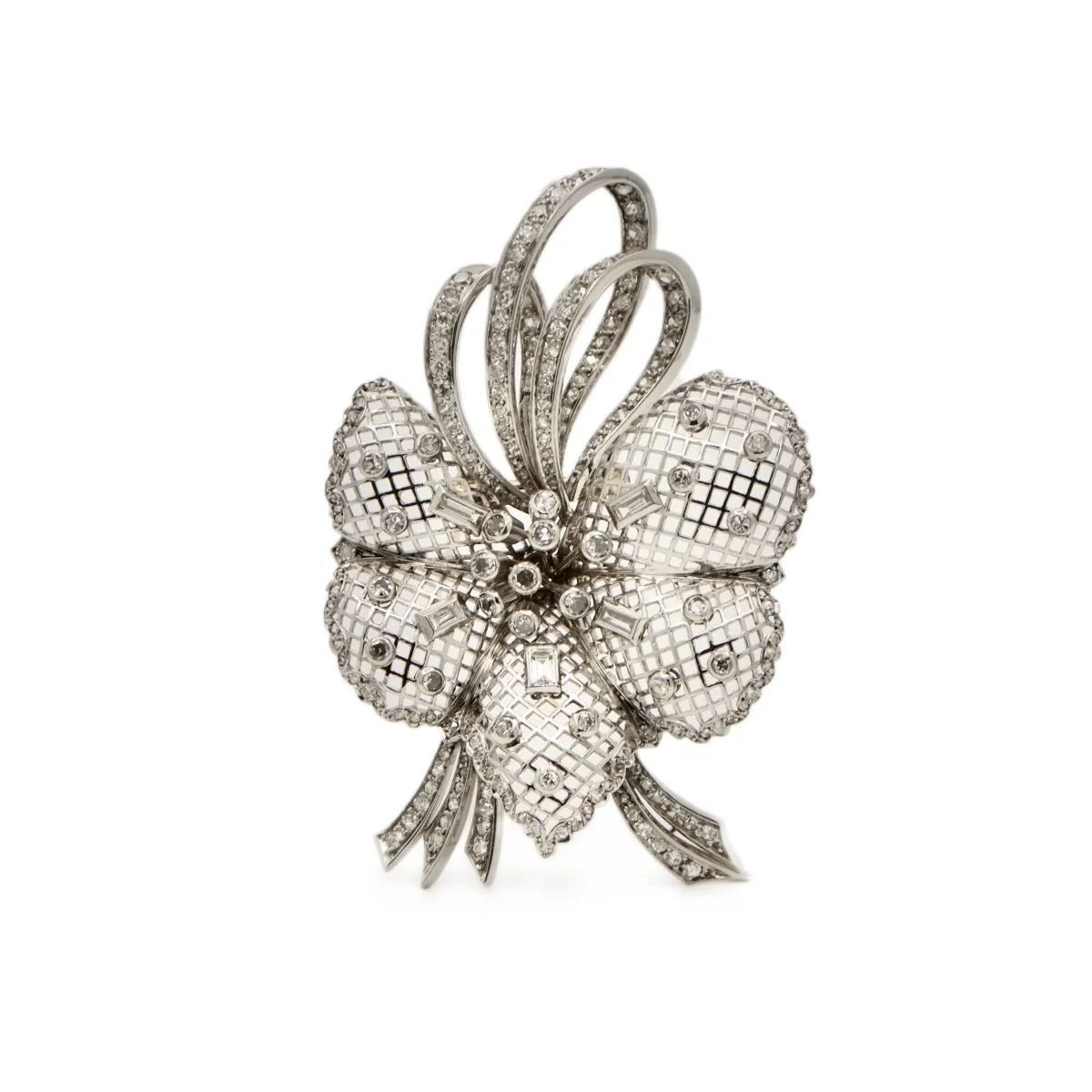 Broche fleur dentelée en or blanc et diamants