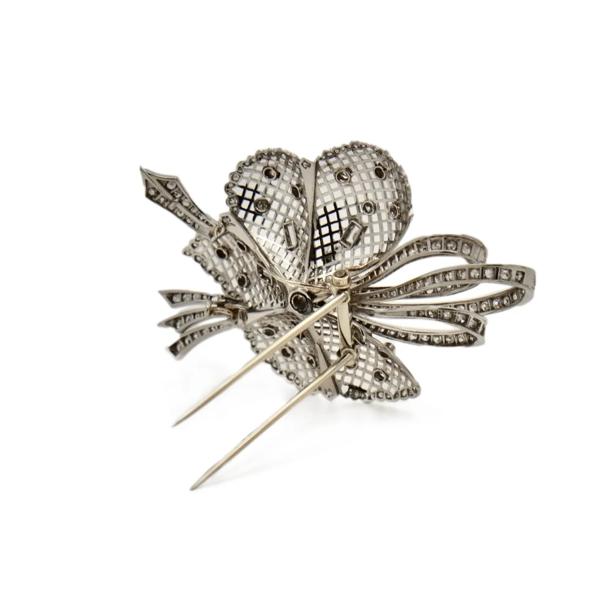 Broche fleur dentelée en or blanc et diamants - Image 6