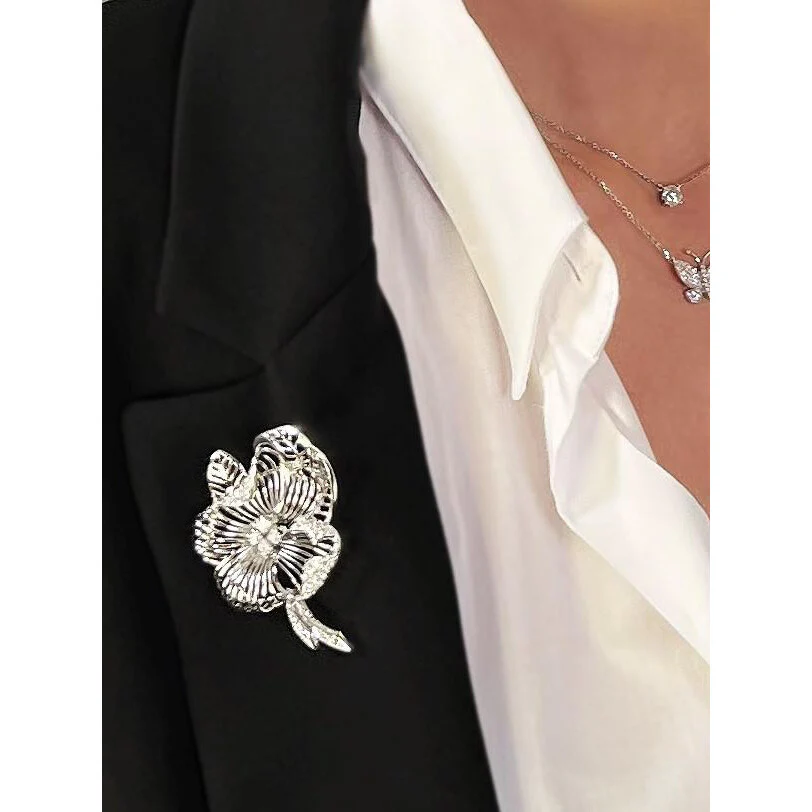 Broche fleur en or blanc et diamants - Image 3