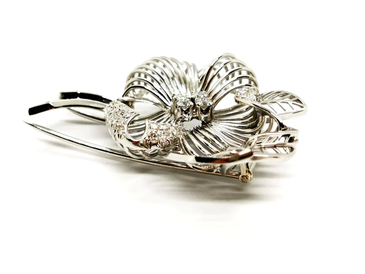 Broche fleur en or blanc et diamants - Image 8