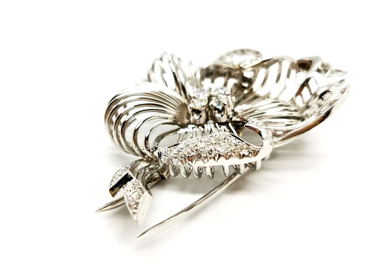 Broche fleur en or blanc et diamants - Image 9
