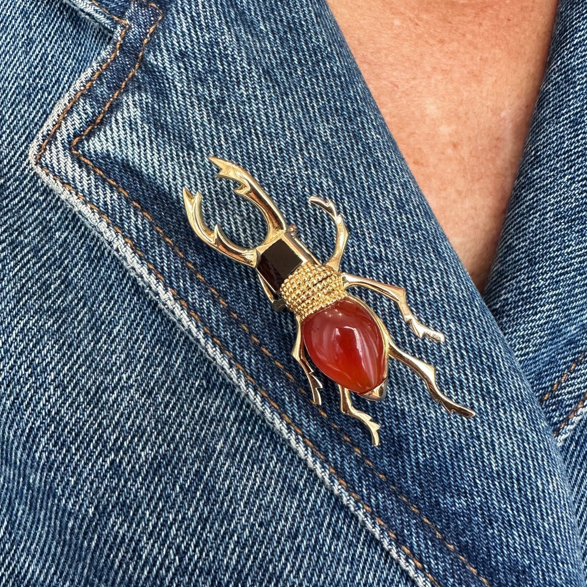 Broche HERMÈS "Scarabée" en or jaune, cornaline et agate - Image 2