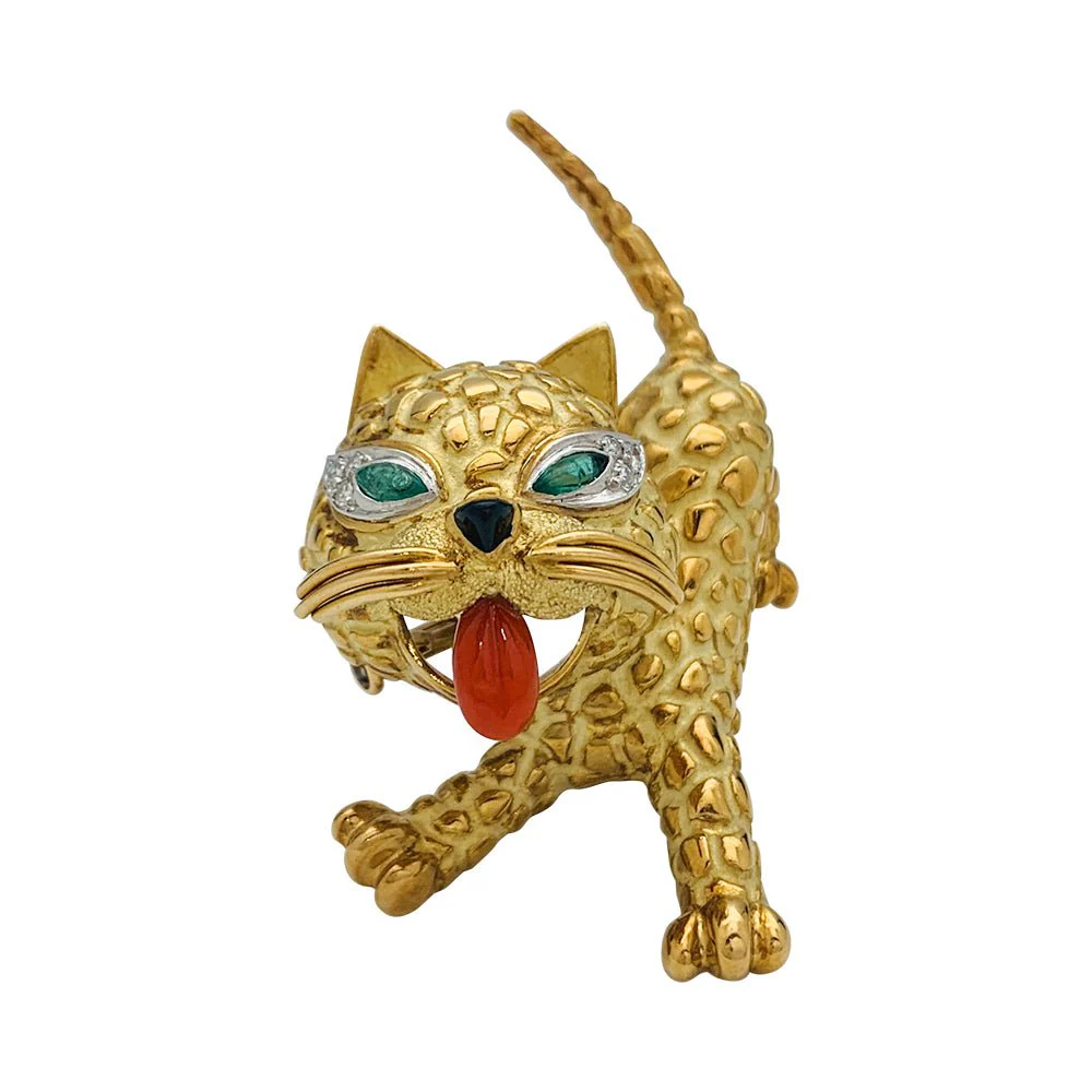 Broche Mauboussin "Chat" en or jaune, corail, diamants et émeraudes
