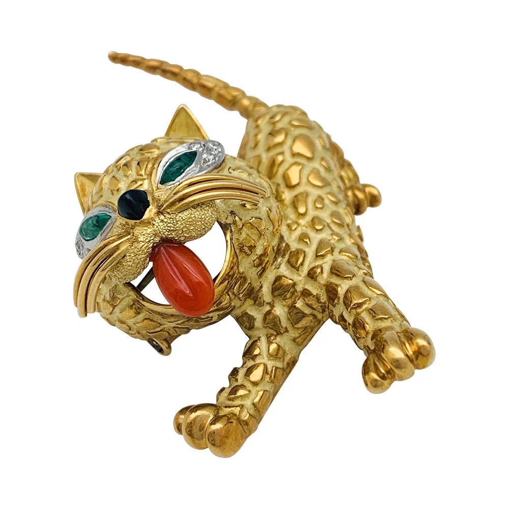 Broche Mauboussin "Chat" en or jaune, corail, diamants et émeraudes - Image 6