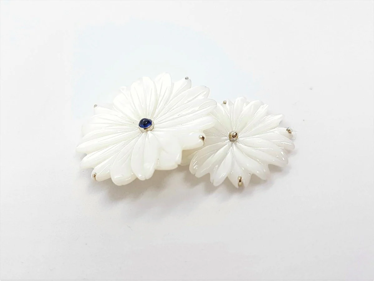 Broche fleur blanche en or blanc, nacre et saphir - Image 2