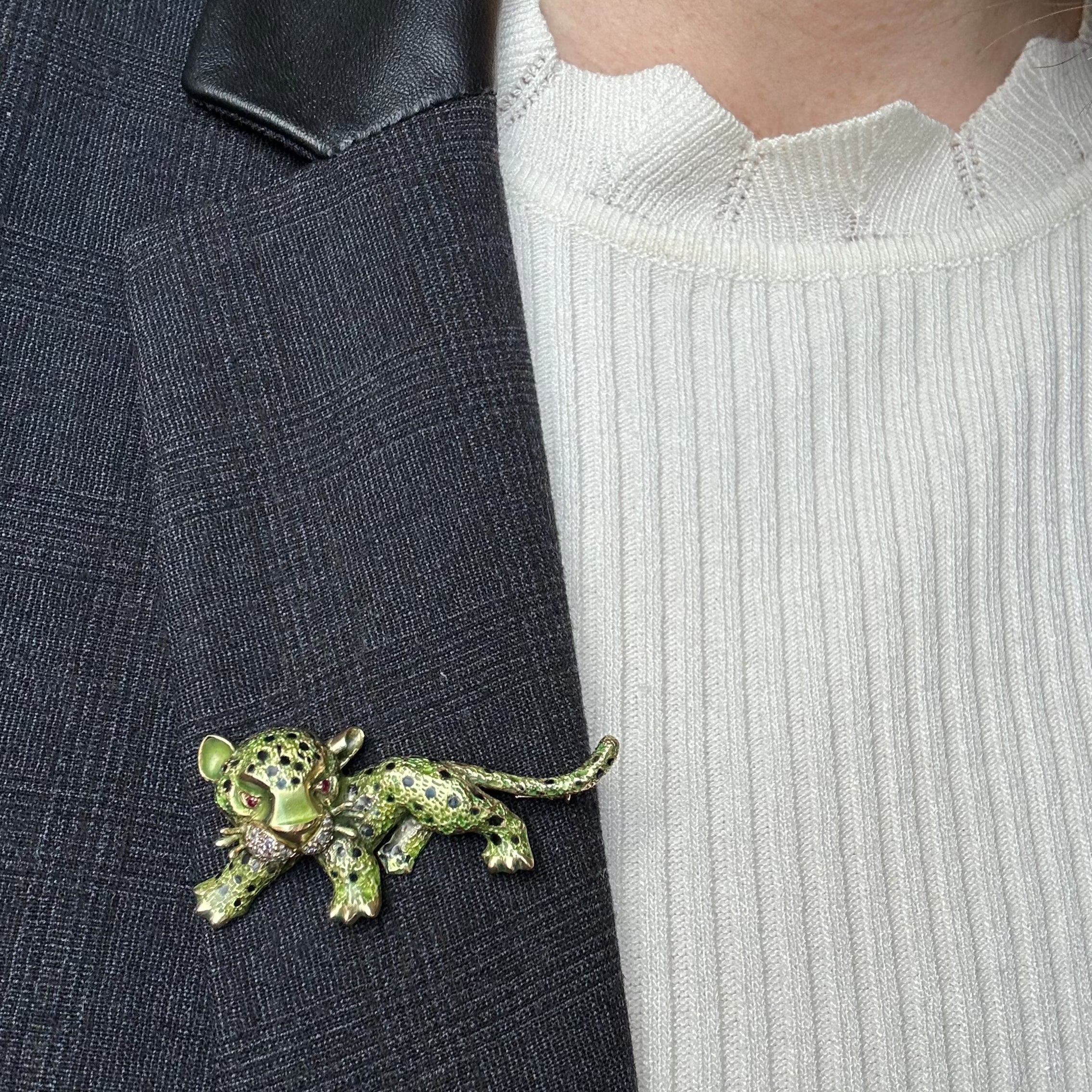 Broche panthère en or jaune et rubis - Image 2