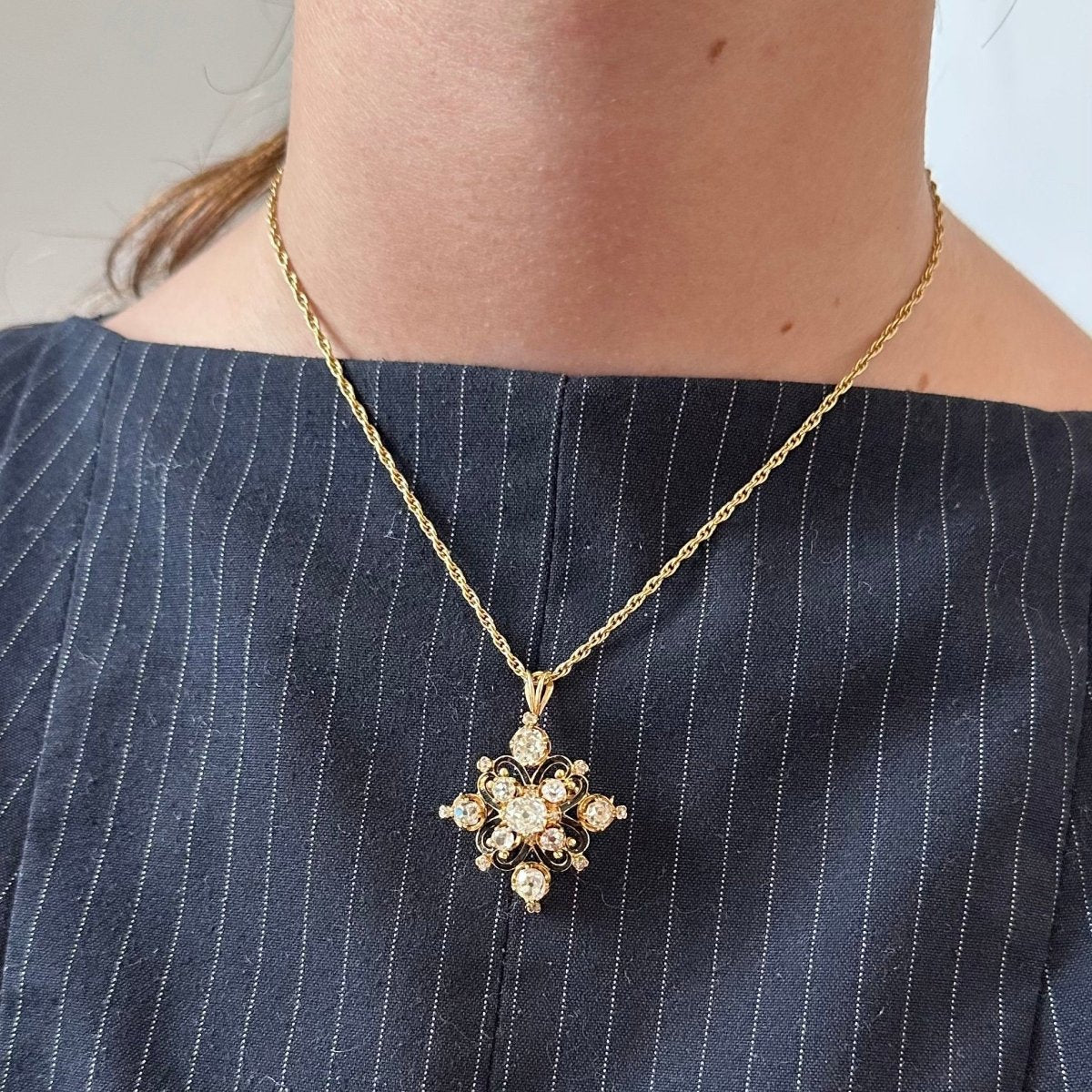 Broche Pendentif en or jaune, émail et diamants - Image 2
