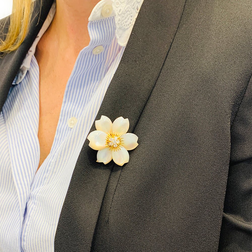 Broche Van Cleef & Arpels " Rose de Noël" en or jaune, diamants et nacre - Image 10