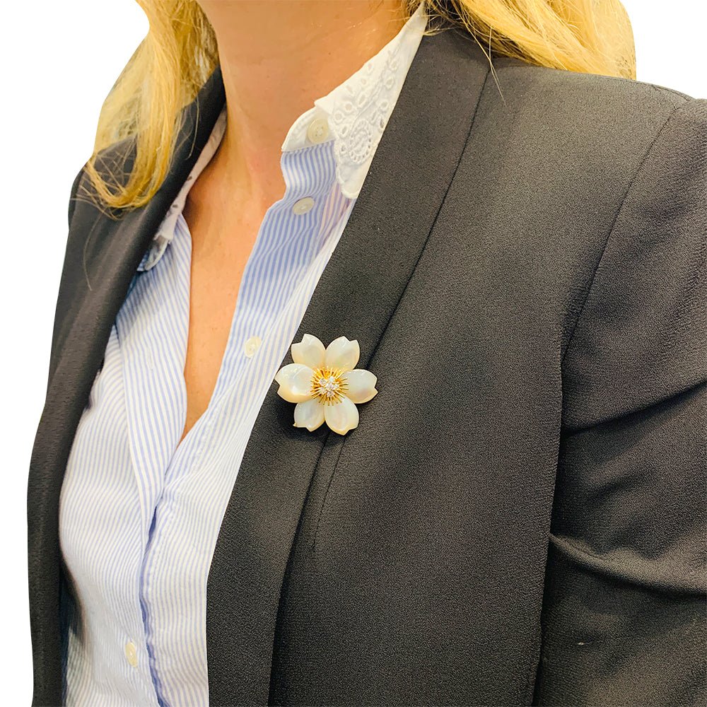 Broche Van Cleef & Arpels " Rose de Noël" en or jaune, diamants et nacre - Image 12