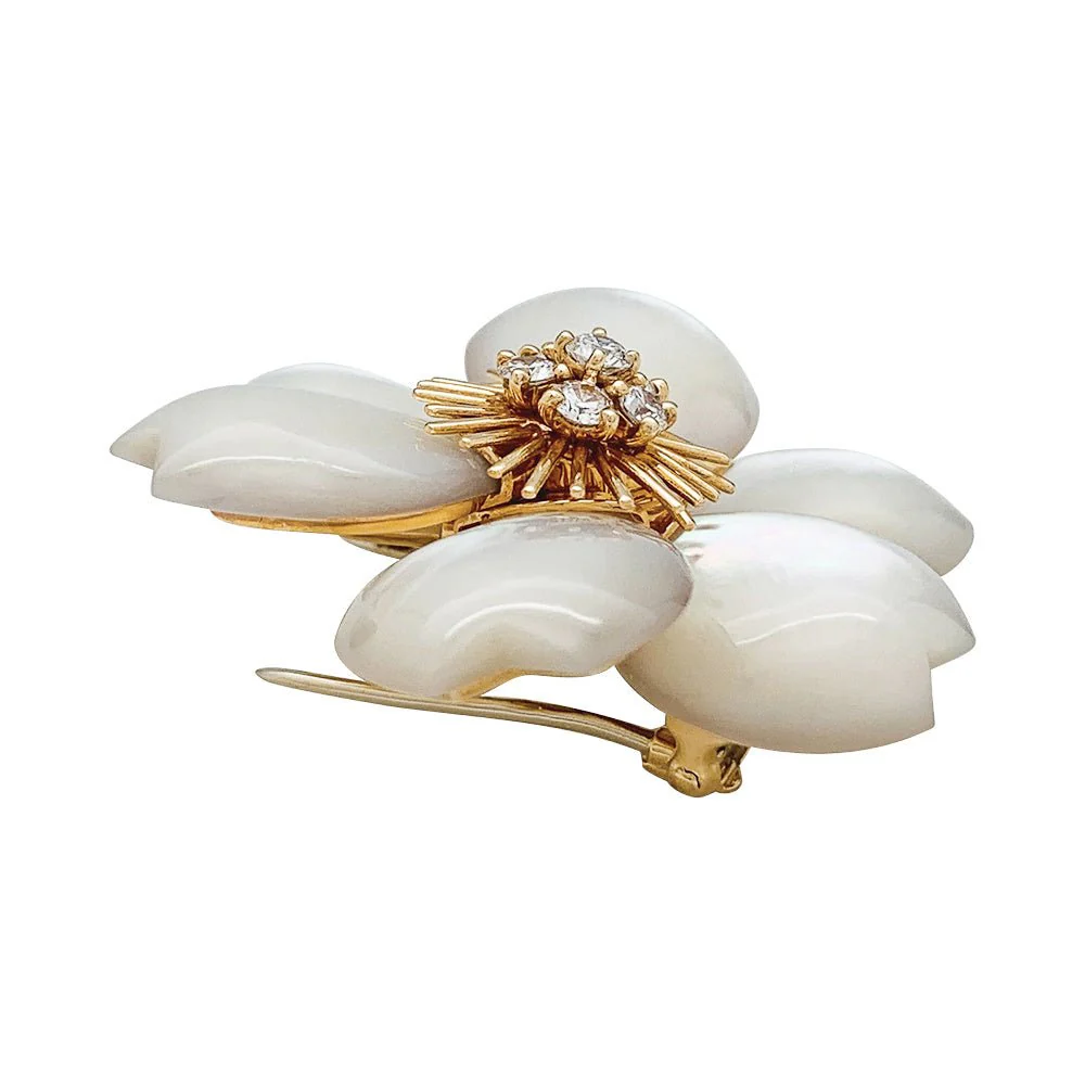 Broche Van Cleef & Arpels " Rose de Noël" en or jaune, diamants et nacre - Image 2