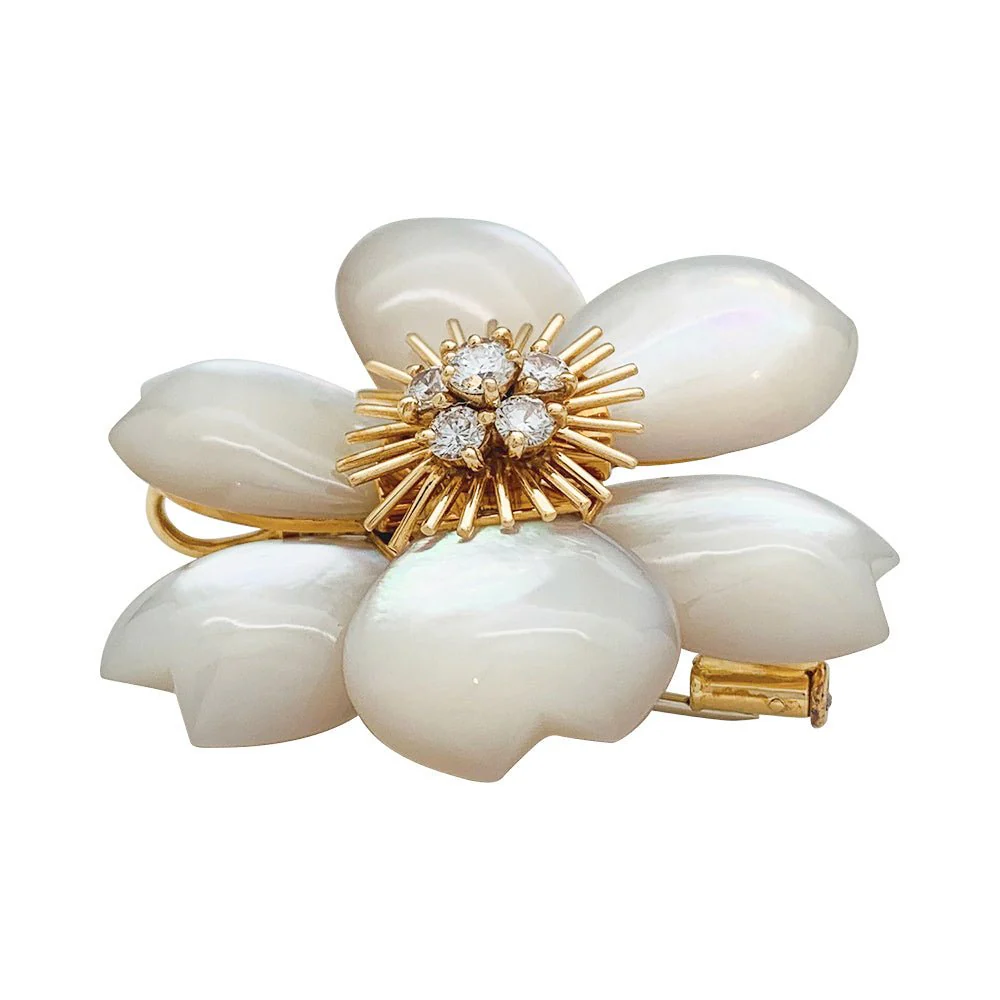 Broche Van Cleef & Arpels " Rose de Noël" en or jaune, diamants et nacre - Image 4