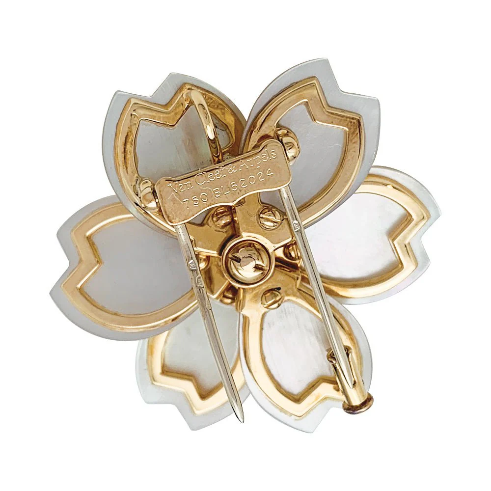 Broche Van Cleef & Arpels " Rose de Noël" en or jaune, diamants et nacre - Image 7