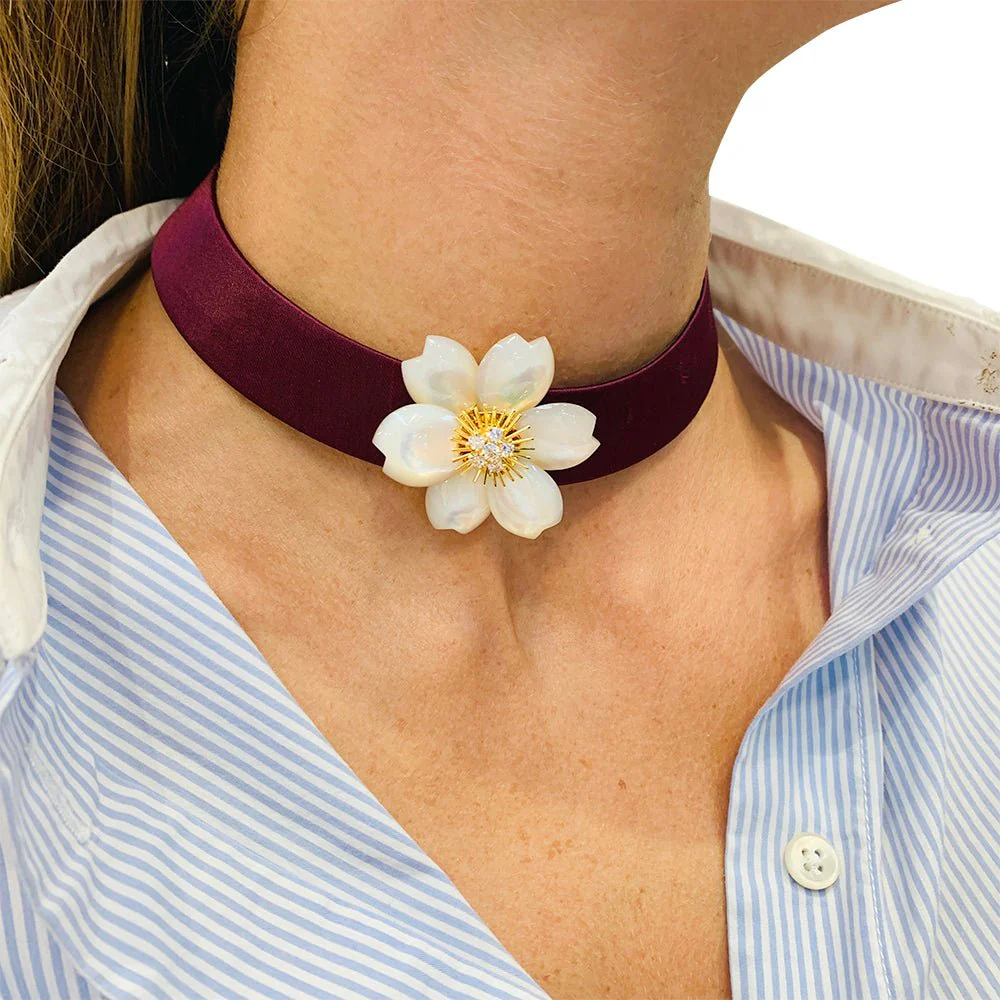 Broche Van Cleef & Arpels " Rose de Noël" en or jaune, diamants et nacre - Image 9