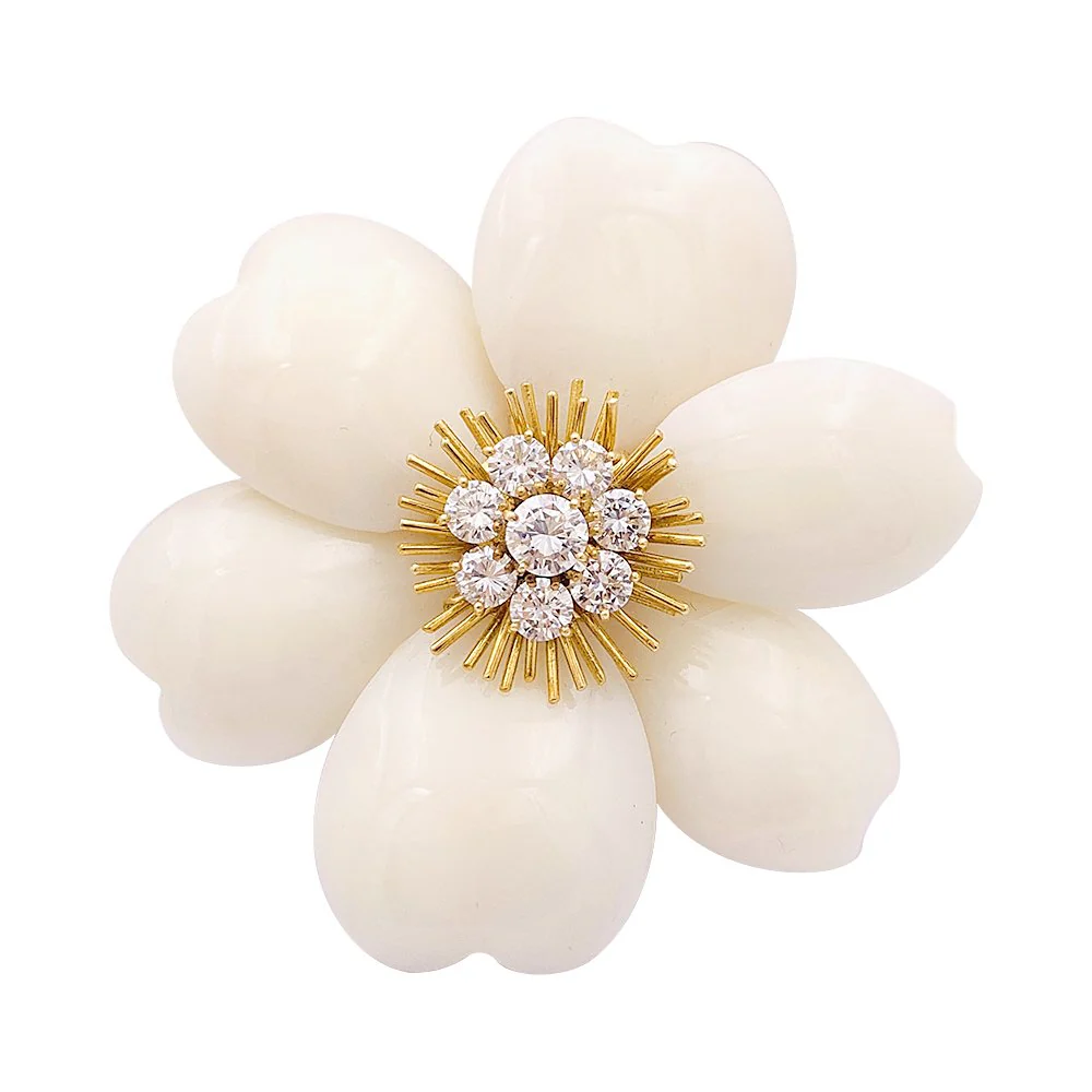 Broche Clip VAN CLEEF & ARPELS "Rose de Noël" en or jaune, corail blanc, diamants