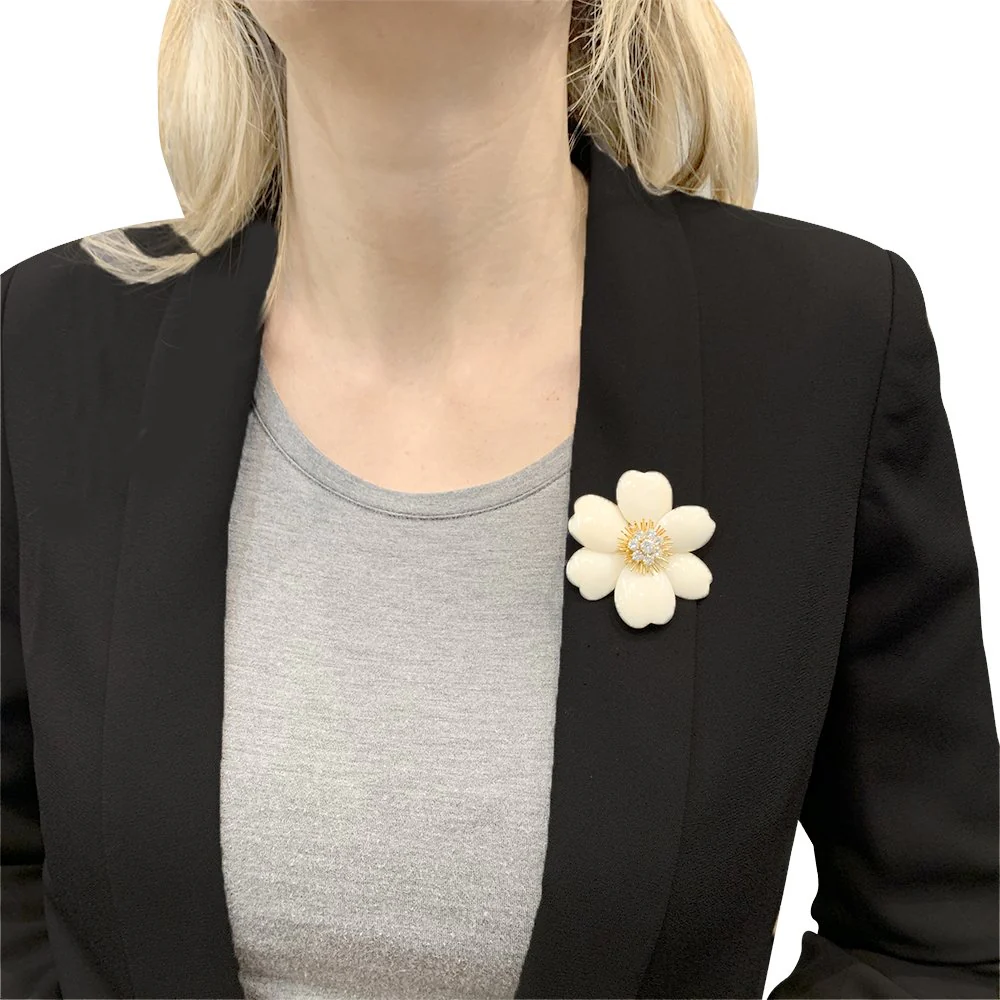Broche Clip VAN CLEEF & ARPELS "Rose de Noël" en or jaune, corail blanc, diamants - Image 2
