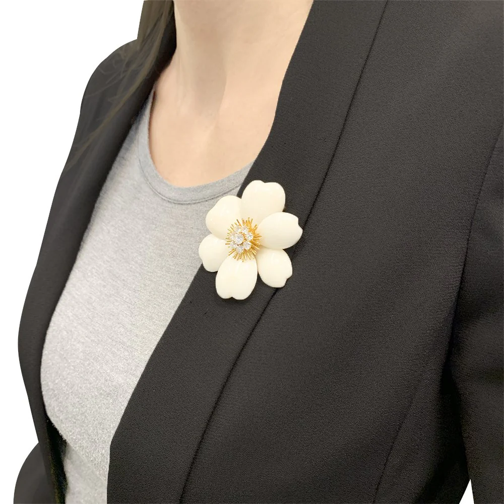 Broche Clip VAN CLEEF & ARPELS "Rose de Noël" en or jaune, corail blanc, diamants - Image 4
