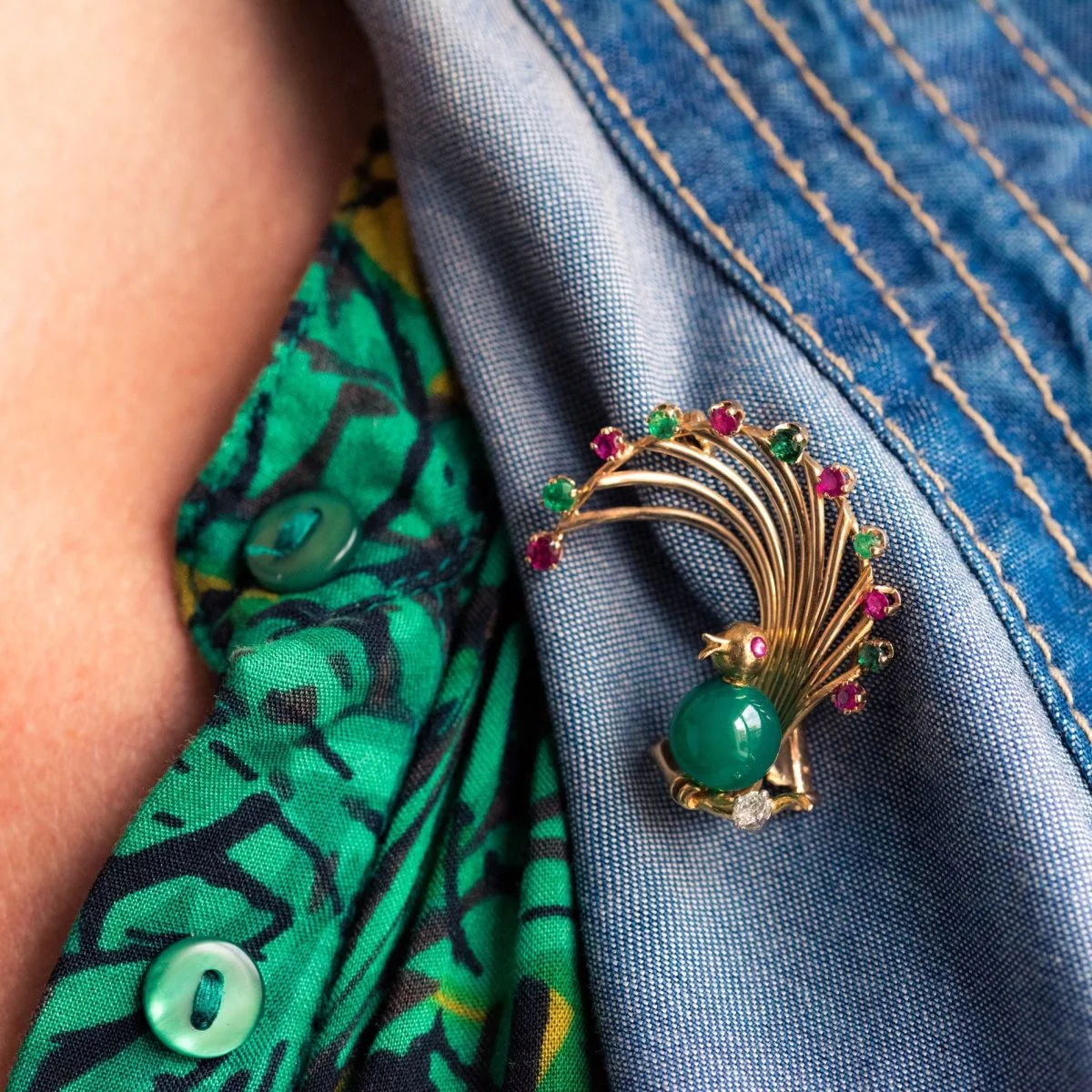 Broche Épingle en or jaune, rubis, chrysoprase, émeraudes et diamant - Image 2