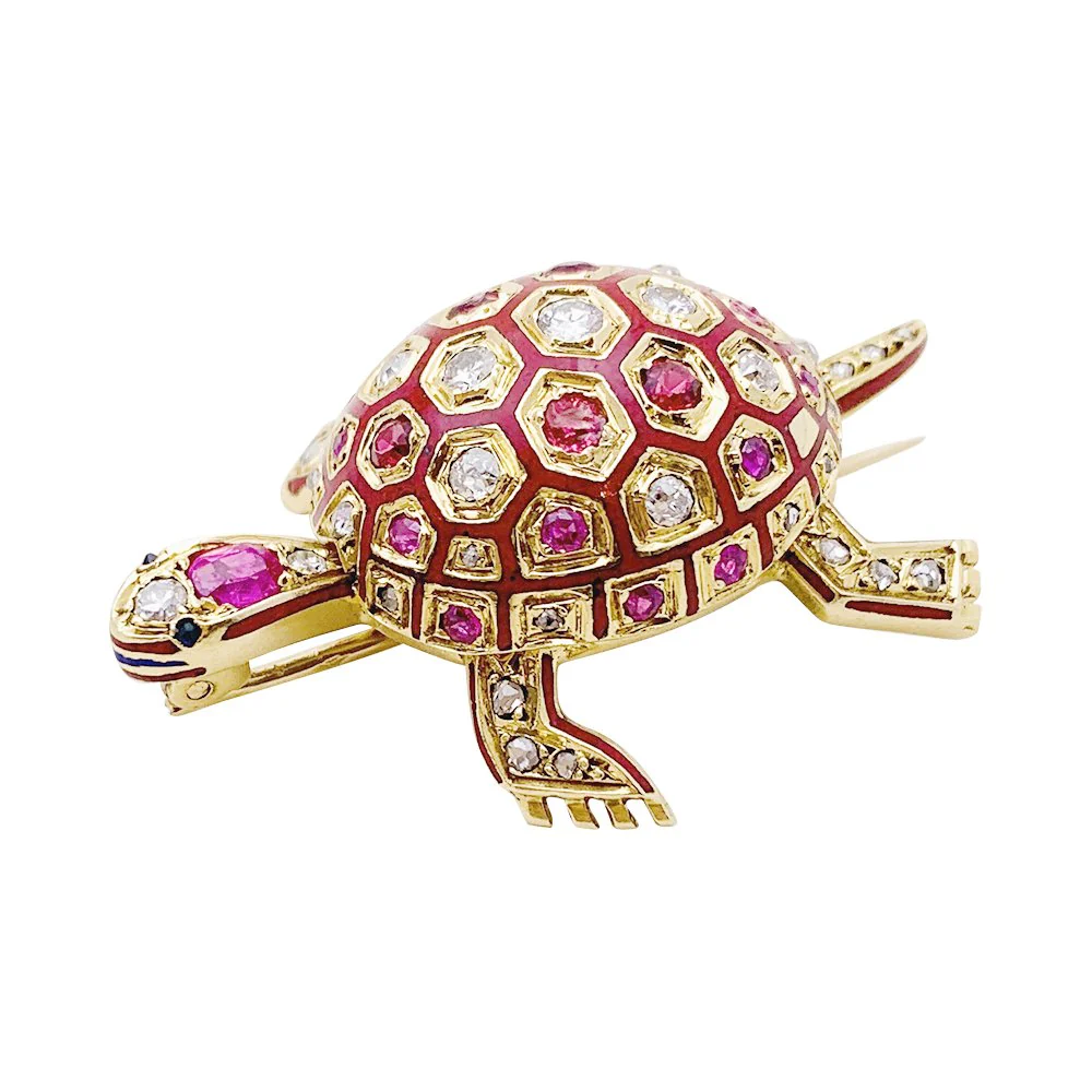 Broche "Tortue" en or jaune, émail, rubis, saphirs et diamants