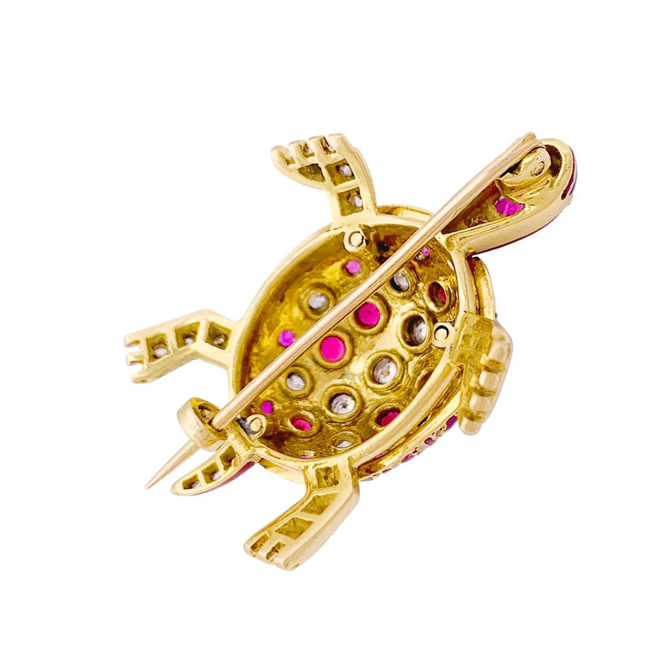 Broche "Tortue" en or jaune, émail, rubis, saphirs et diamants - Image 5